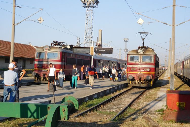 Ranní idylka na nádraží v Burgasu.